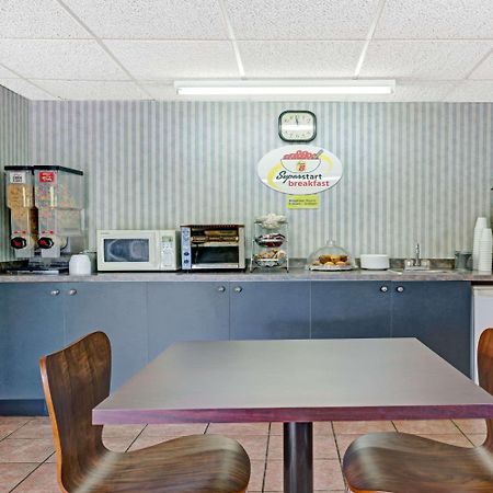 Super 8 By Wyndham Niagara Falls North Bagian luar foto